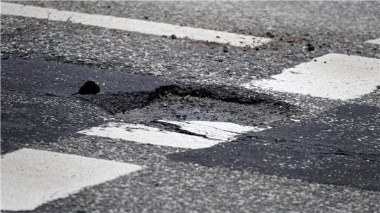 Der Senat will den Winterschäden auf Hamburgs Straßen mit einer konzertierten Aktion begegnen. (Archivbild)