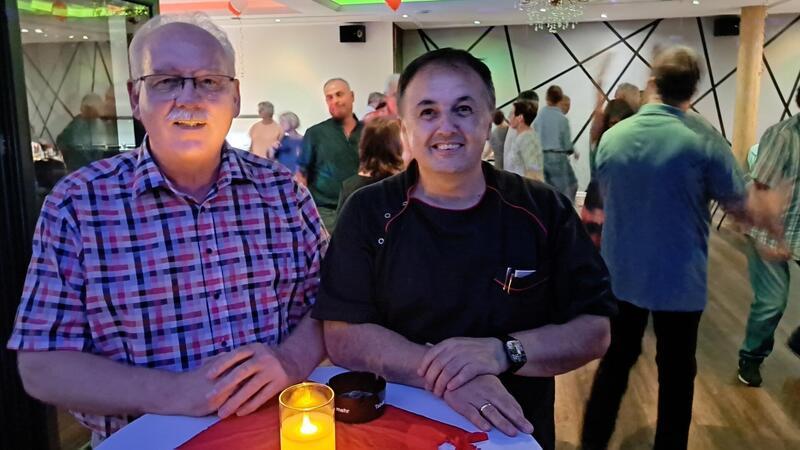 Der Seniorenbeauftragte Harald Sommerfeld (links) und Wirt Agron Zeqiraj vom Beverstedter Restaurant Vittoria freuen sich über die ausverkaufte Ü60-Disco.