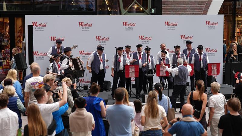 ZDF-Silvestershow erstmals aus Hamburg statt Berlin Der Shanty-Chor „De Tampentrekker“ ist aus der NDR-Sendung „Inas Nacht“ bekannt. (Archivbild)