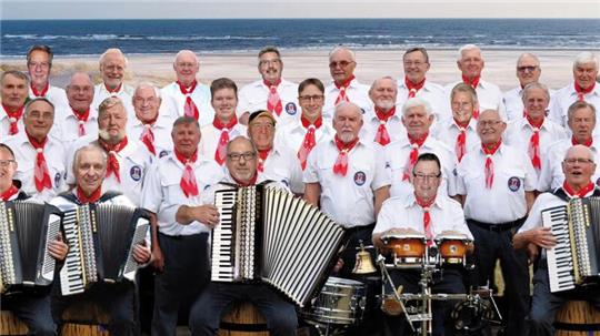 Der Shanty-Chor „De Windjammers" tritt gemeinsam mit dem Blasorchester der Freiwilligen Feuerwehr Sittensen und dem Akkordeon-Orchester Wangersen auf.