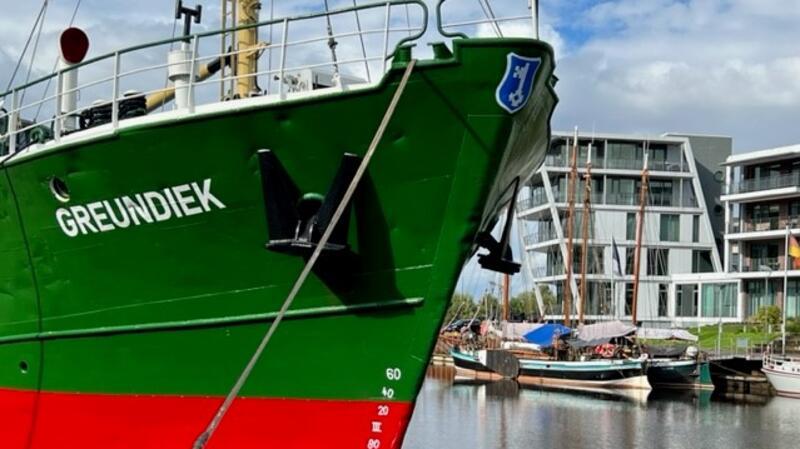 Maritime Klänge im Stader Stadthafen: Shanty-Konzert auf der Greundiek Der Shanty Chor Hiesfeld und befreundete Shantychöre aus der Region treten bei einer spontanen Jam-Session an Deck der Greundiek auf.