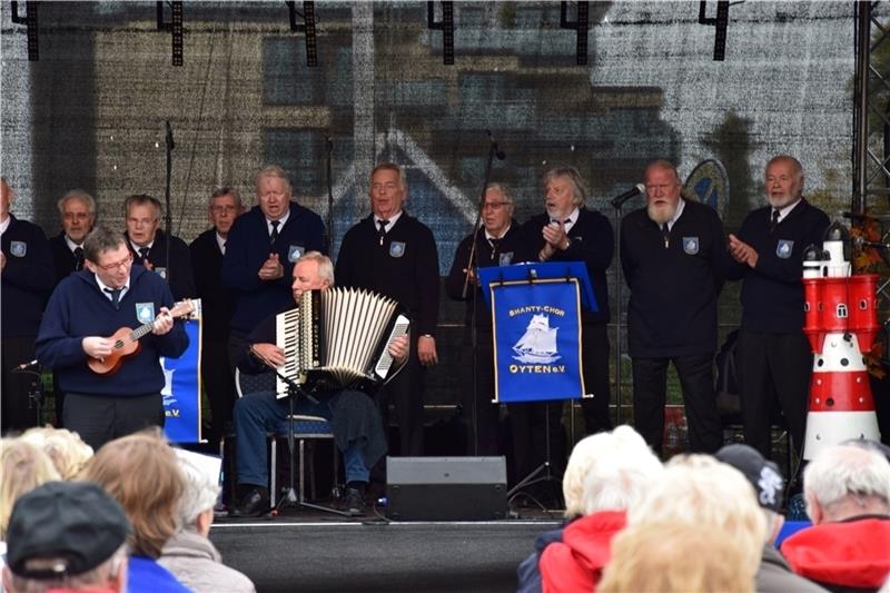 Der Shanty-Chor Oyten singt am Sonnabendnachmittag auf der Bühne am Stadthafen von den Sehnsüchten eines Seemanns – und hat sogar einen eigenen Fanclub mitgebracht. Fotos: Albus