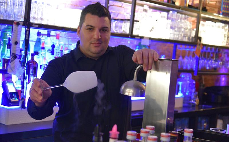 Der Showeffekt sitzt: Mit dem Glasfreezer kann Barbetreiber Dominik Klapper die Gläser einfrieren. Foto Beneke