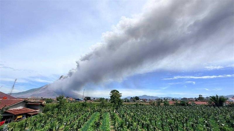 Sumatra: Vulkan Sinabung spuckt 3.500 Meter hohe Aschewolke Der Sinabung auf Sumatra zählt zu den aktivsten Vulkanen Indonesiens.