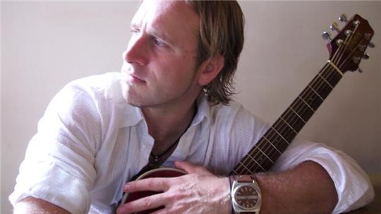 Der Singer-Songwriter Jason Foley tritt im Eis-Café Dante in Horneburg auf.