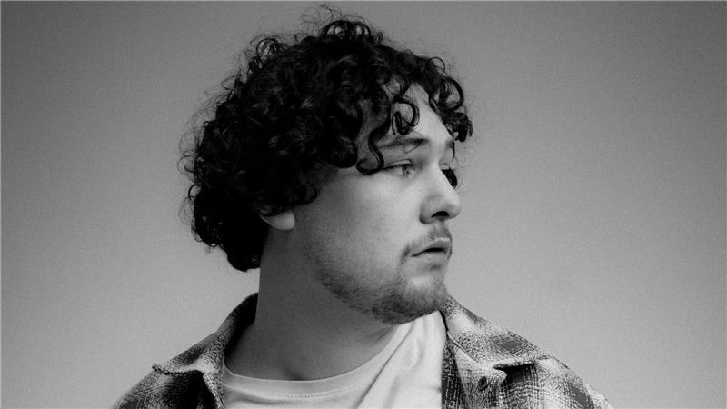 Der Singer-Songwriter und Multiinstrumentalist MAJAN tritt ebenfalls beim MAMF 2026 auf.