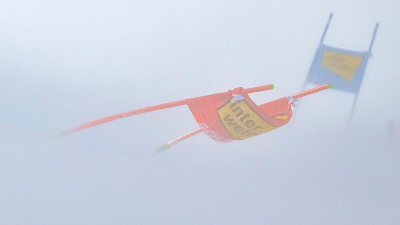 Der Ski-Weltcup-Auftakt in Sölden ist wegen starken Windes abgebrochen worden.