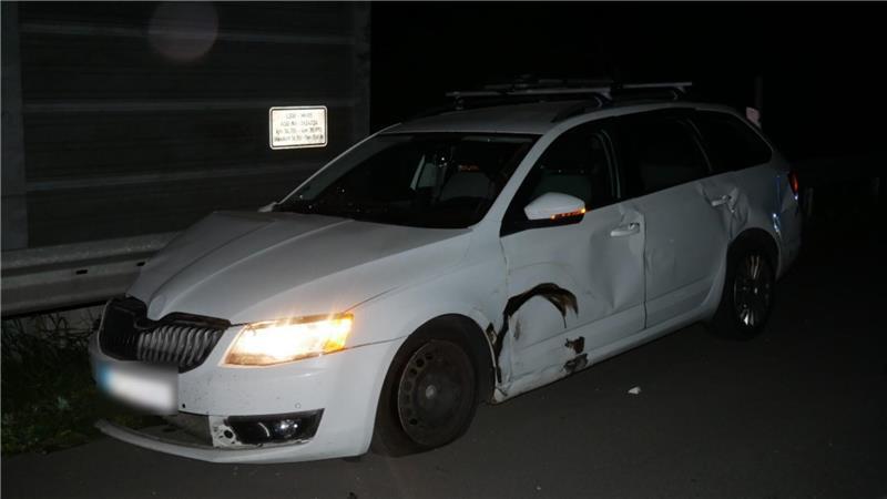 Der Skoda wurde von seinem Fahrer nach dem Unfall ramponiert zurückgelassen.
