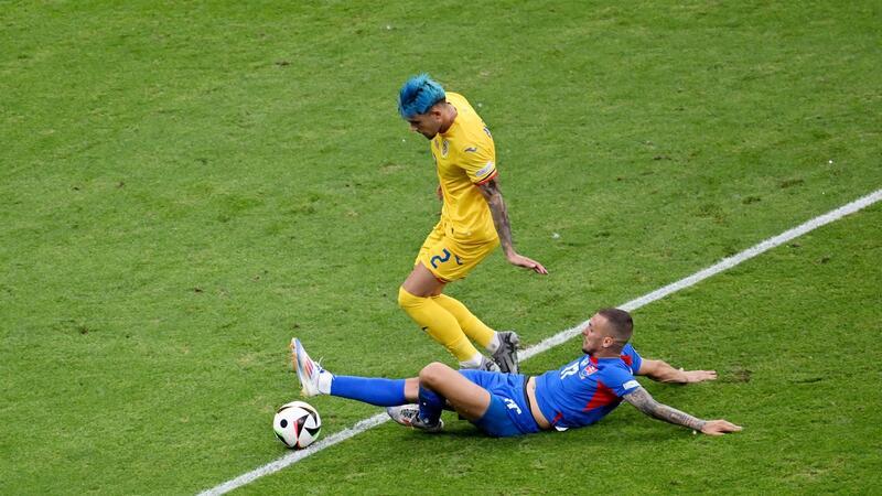 Der Slowake Lukas Haraslin (r) kommt vor Andrei Ratiu aus Rumänien an den Ball.