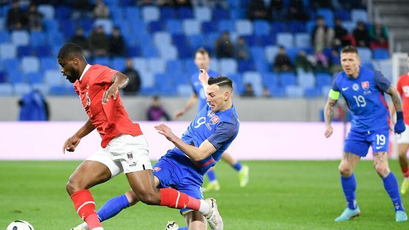 Schweiz 0:0 in Dänemark - Brasilien siegt in England Der Slowake Robert Bozenik (M) versucht Österreichs Kevin Danso zu stoppen.