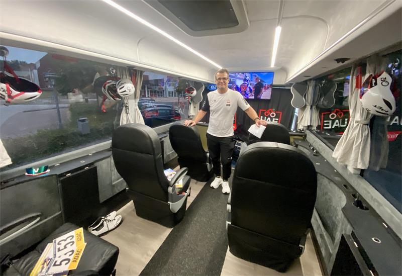 Der Slowene Andrej Hauptman im komfortablen UAE-Bus.