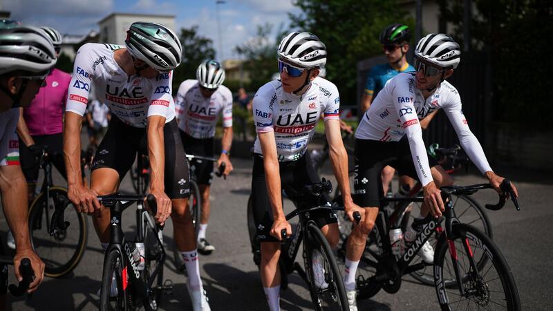 Corona-Angst bei der Tour: Masken wieder angesagt Der Slowene Tadej Pogacar (2.v.r) war vor der Tour der France an Covid-19 erkrankt.