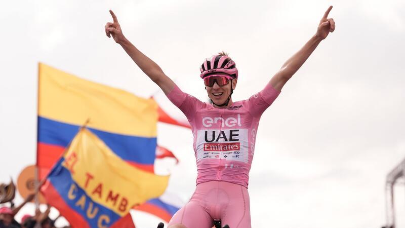 „Fährt in einer anderen Welt“: Pogacar dominiert den Giro Der Slowene Tadej Pogacar jubelt nach seinem Sieg.