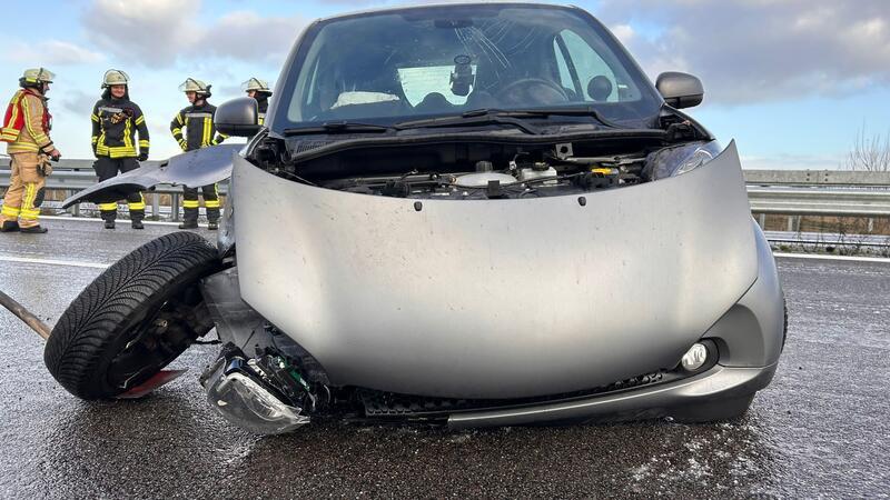 Drei Unfälle auf A26 - Vier Menschen verletzt Der Smart ist ein Totalschaden.