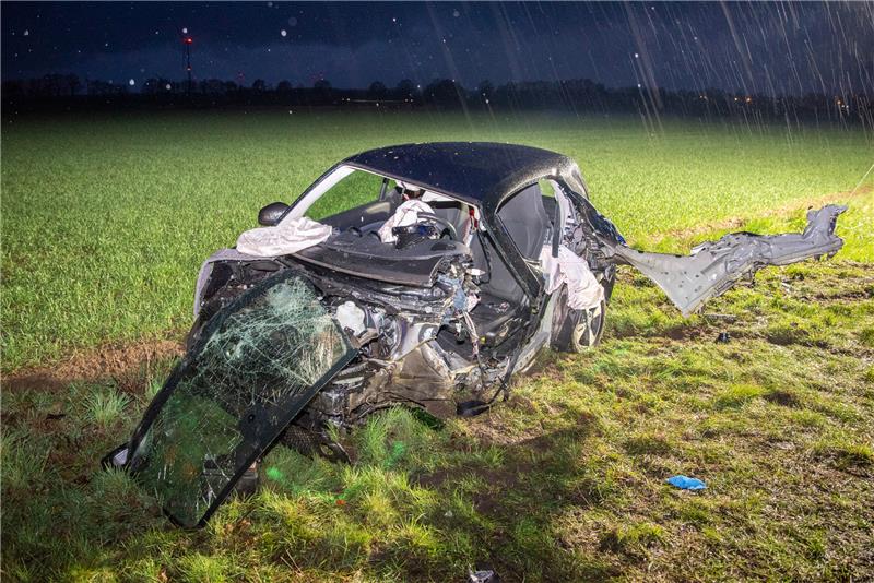 Der Smart wurde bei dem Unfall stark beschädigt. Foto: JOTO