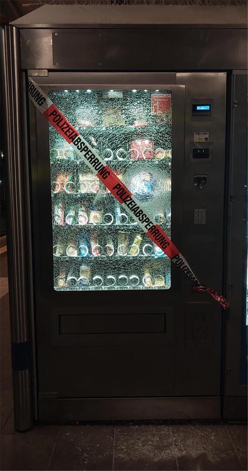 Der Snackautomat wurde erheblich beschädigt.