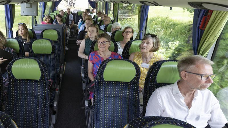 Menschen sitzen in einem Bus.