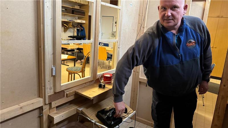 Ohne sie bricht alles zusammen: Ein Blick auf die Horneburger Kulissenbauer Der Soffleur sitzt bei den Pannkoken meist hinter einem Fenster, um die Spieler bei Textpannen zu unterstützen.