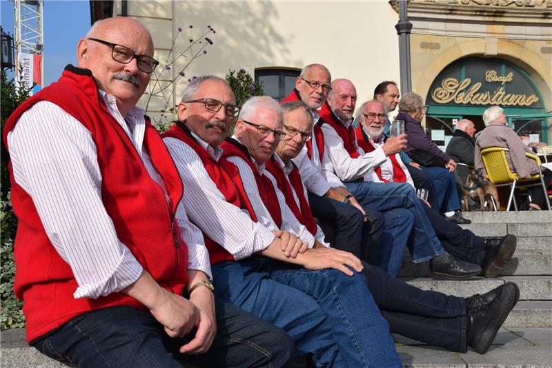 Shantychor-Festival: Stade wie es singt und lacht Der „Sokkenbuurt Zeemanskoor“ ist extra aus den Niederlanden für das Shantychor-Festival angereist und genießt die freie Zeit vor seinem Auftritt am Sonntag auf dem Pferdemarkt.