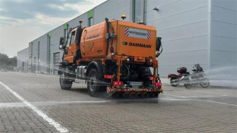 Insolvenz ist eröffnet: So geht es bei Dammann in Buxtehude weiter Der Solesprüher der Herbert Dammann GmbH ist speziell für den Winterdienst entwickelt worden. Das Fahrzeug ermöglicht ein präzises, verlustarmes Ausbringen von Salzlaugen.