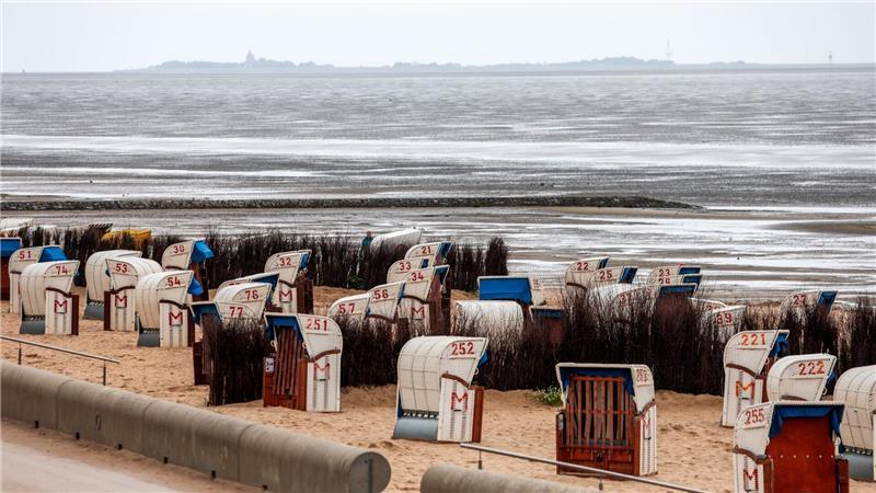 Gegen schlechtes Wetter hilft auch Werbung nur bedingt Der Sommer und seine Kapriolen - das spüren auch die Anbieter von Strandkörben. (Symbolbild)