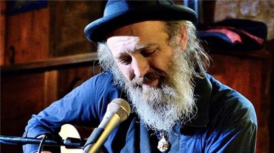 Der Songwriter, Gitarrist und Sänger Paul Batto kommt nach Buxtehude.