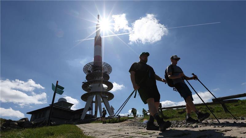 Der Sonnenschein lockt zahlreiche Ausflügler auf den Gipfel des Brockens in Sachsen-Anhalt.