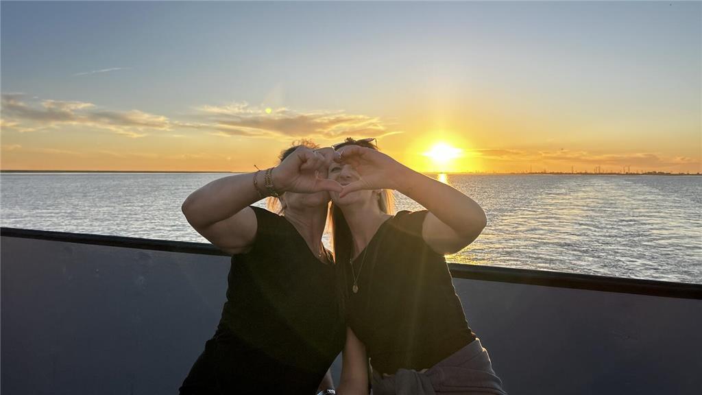 Der Sonnenuntergang als Fotomotiv lockt die Fans kurz nach achtern.