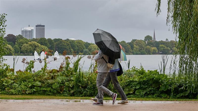 Der Sonntagsspaziergang im Norden könnte nass werden. (Archivbild)