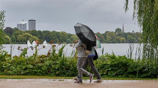 Der Sonntagsspaziergang im Norden könnte nass werden. (Archivbild)