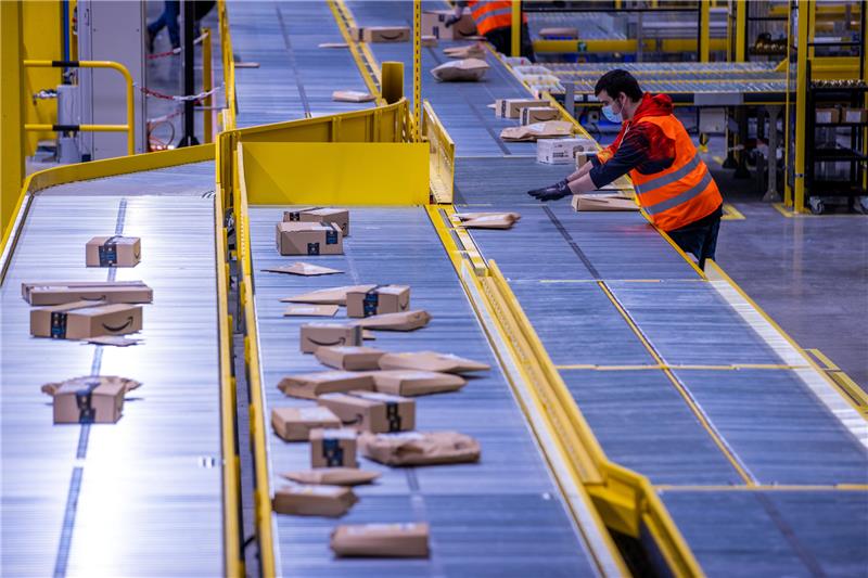 Der Sortier- und Zustelldienst (im Bild: Amazon) zählt zu den Branchen, in denen viele Beschäftigte vom höheren Mindestlohn profitieren werden. Büttner/dpa