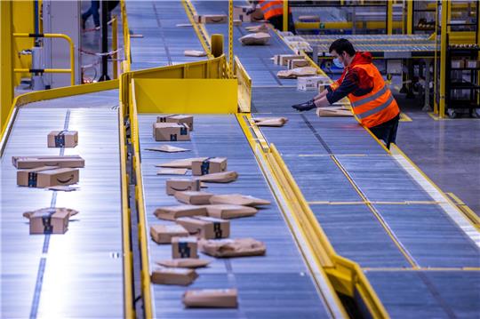 Der Sortier- und Zustelldienst (im Bild: Amazon) zählt zu den Branchen, in denen viele Beschäftigte vom höheren Mindestlohn profitieren werden. Büttner/dpa