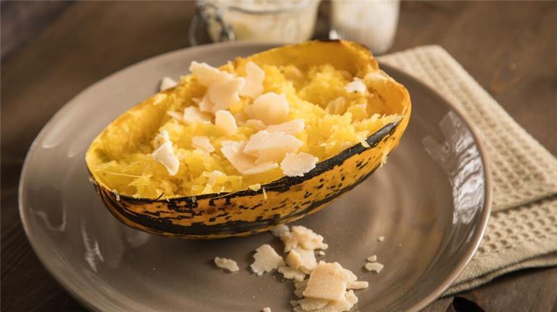 Der Spaghetti-Kürbis hat ein nudelartiges Fruchtfleisch und schmeckt als im Ofen gebackene Variante mit Parmesanhobel und Trüffelbutter.