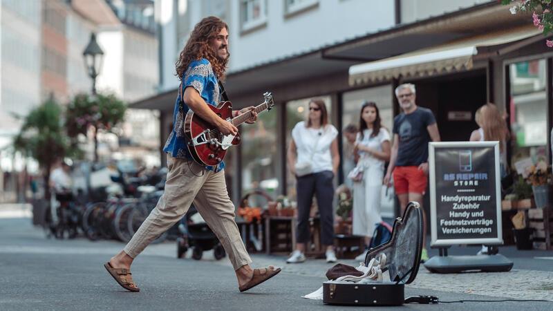 Das sind die Sommer-Highlights der Staßenkunst in der Buxtehuder Altstadt Straßenkünstler Borja Catanesi läuft mit seiner Gitarre umher und zieht mit seiner Musik die Blicke der Passanten auf sich
