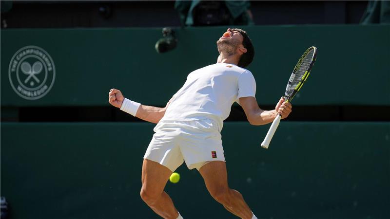 Bilder des Tages Der Spanier Carlos Alcaraz jubelt nach seinem Sieg gegen Tylor Fritz in Wimbledon.