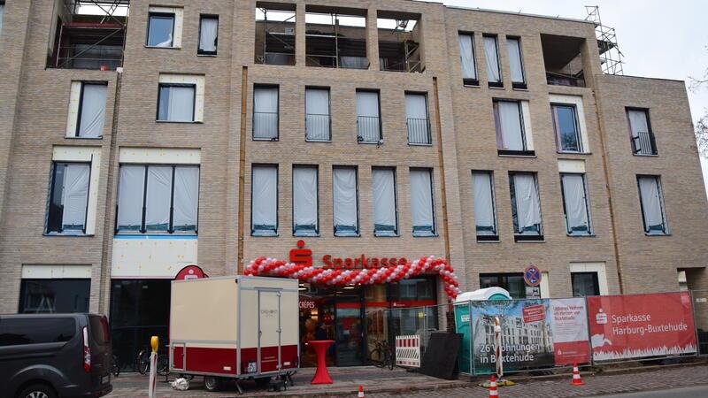 Der Sparkassen-Neubau an der Bahnhofstraße in Buxtehude. Über dem Beratungscenter im Erdgeschoss entstehen 46 Wohnungen.
