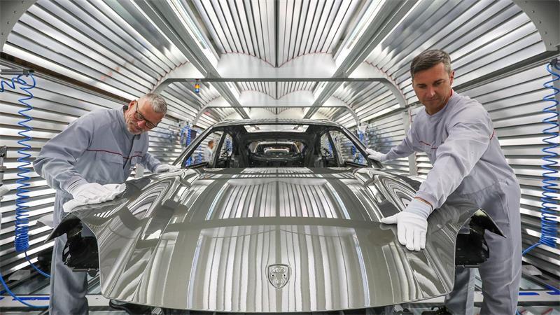 Dieser Plan soll Porsche wieder erfolgreich machen Der Sparkurs trifft auch die Fertigung: Porsche will die Personalkosten dort mittelfristig um bis zu 30 Prozent senken. (Archivbild)