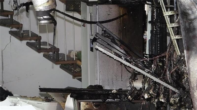 Der Speicher der Firma LG hängt halb in den Flur. In Korea wird bereits an möglichen Ursachen für die Explosion geforscht.