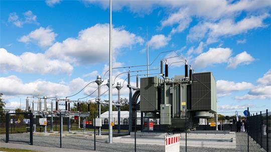 Der Speicher in Schuby gehört den Angaben des Unternehmens Eco-Stor nach zu den großen Batteriespeichern in Deutschland. 