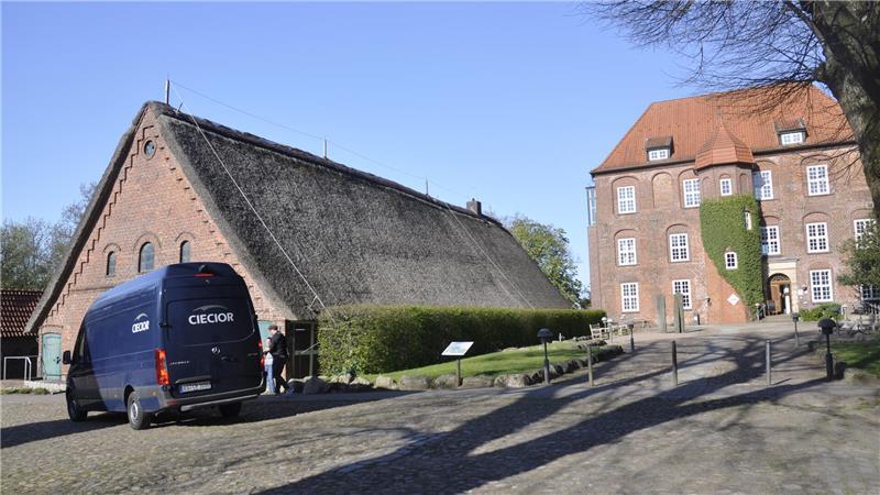 Der Spezialtransporter trifft am Schloss Agathenburg ein.