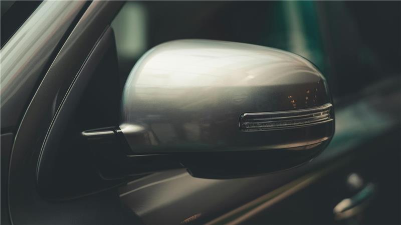 Der Spiegel eines Autos wurde in Stade stark beschädigt (Symbolbild).