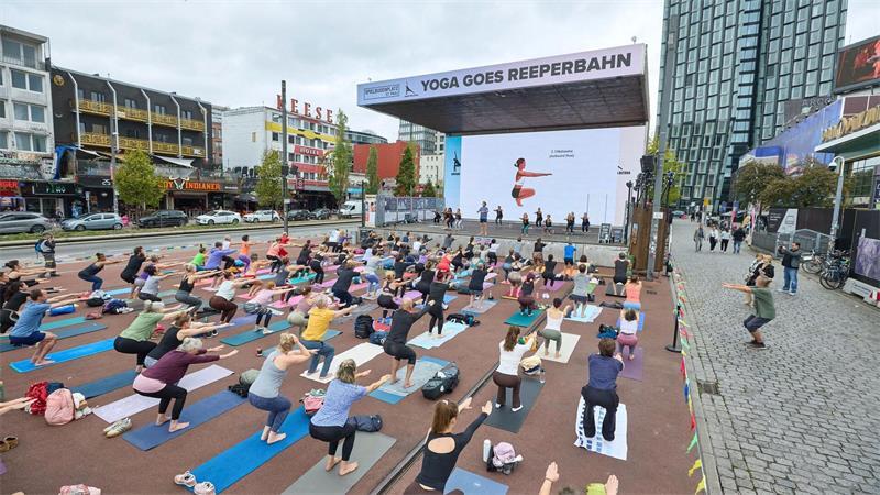 Der Spielbudenplatz sei während der Yoga-Übungen tiefenentspannt gewesen, sagte eine Sprecherin der Veranstalter.