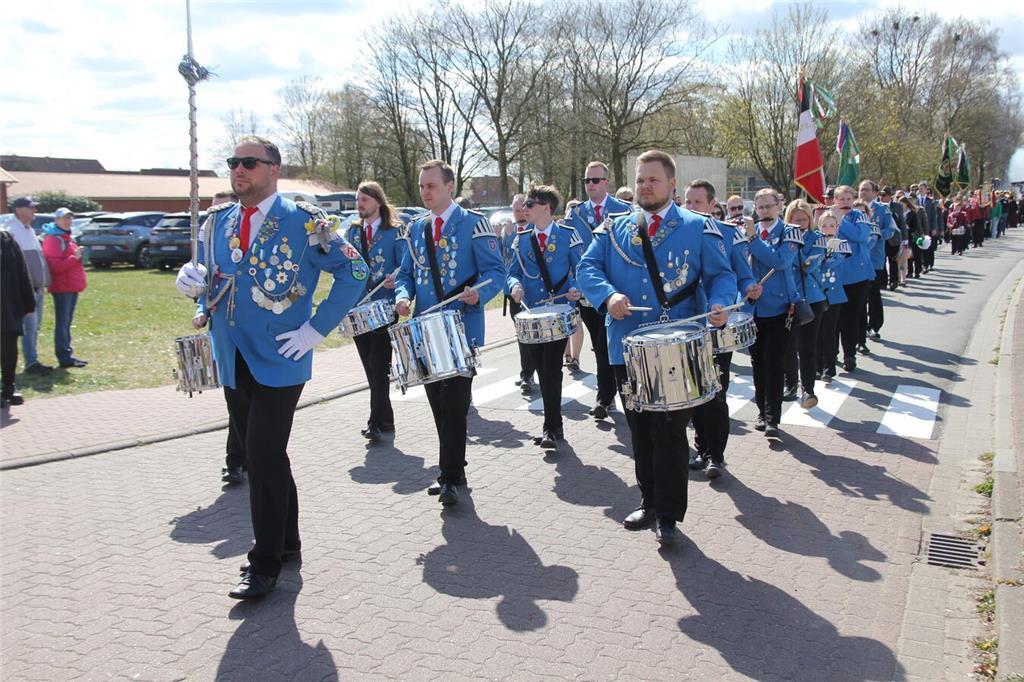 Der Spielmannszug Drochtersen nahm in seinem Heimatort am Blütenkorso teil.