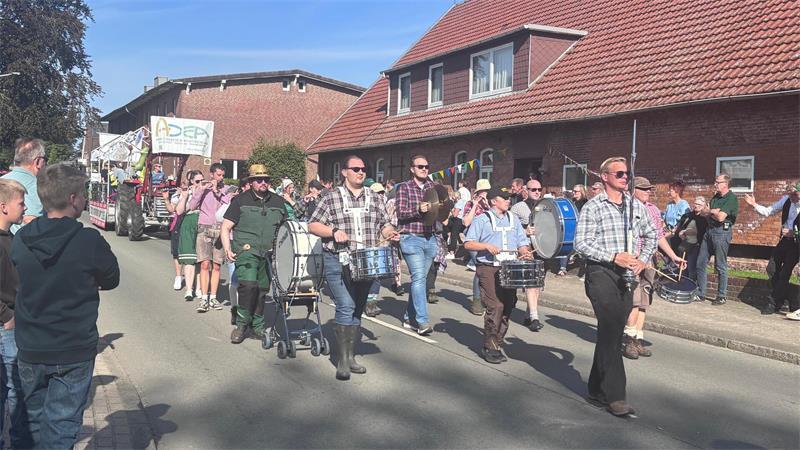Umzug mit fantasievollen Wagen: Wild West und Ölfässer in Bargstedt Der Spielmannszug aus Ahlerstedt war im Erntefestdress unterwegs.