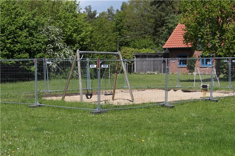 Der Spielplatz „Beim Urnenfeld“ ist zur Zeit mit einem Bauzaun abgesperrt – alte Fundamentreste kamen zum Vorschein. Fotos: Frank