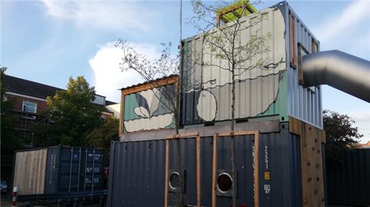 Der Spielplatz-Container ist bereits fertiggestellt, aufgrund von fehlender Aufsicht und Vandalismus-Problemen aber meist verschlossen.