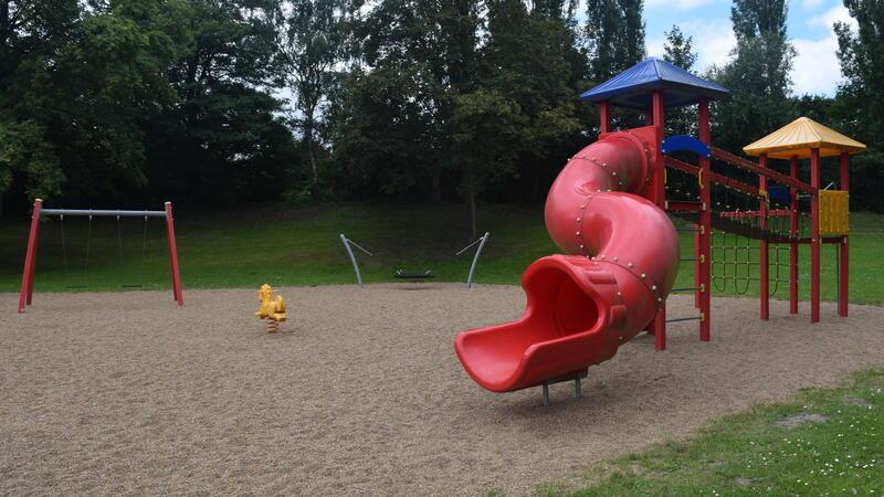 Freibad-Check: Das Smartphone öffnet die Türen in Horneburg Der Spielplatz bietet viel Platz und abwechslungsreiche Spielgeräte.