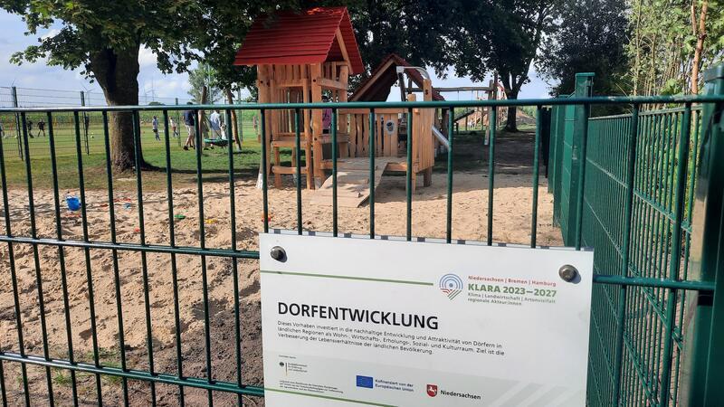 Der Spielplatz in Oersdorf ist zum neuen Treffpunkt geworden. Ein Schild erinnert an den Weg dorthin.