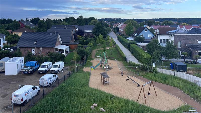 Der Spielplatz ist noch zweigeteilt: Der Teil vom Königsdamm wird schon fleißig bespielt. Der fertige Teil vom Orchideenquartier muss noch abgenommen werden.