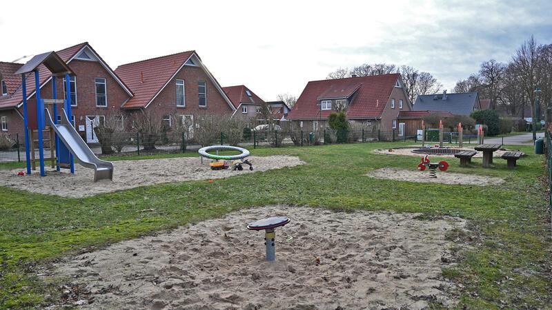 Der Spielplatz wird der Zufahrt zum neuen Baugebiet „Fredenbecker Wiesen“ weichen.
